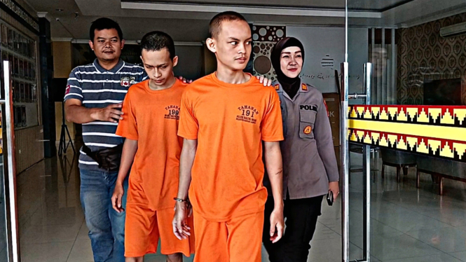 Kedua pelaku saat digiring
