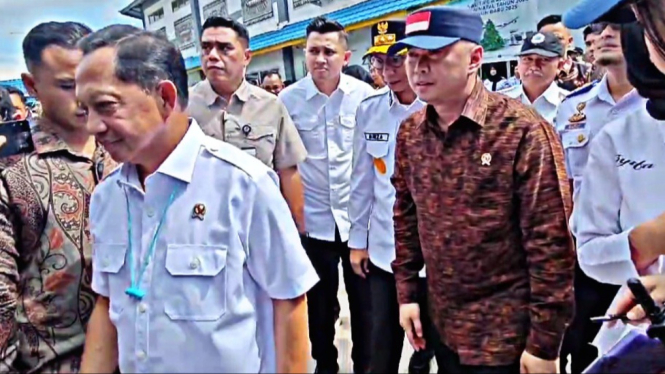 Menhub dan Mendagri saat di Terminal Rajabasa