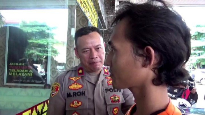 Polisi tangkap pelaku pencuri di cafe.