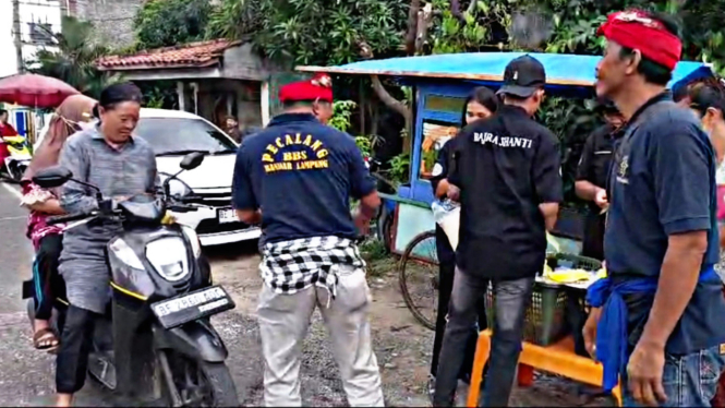 Pecalang saat bagikan takjil