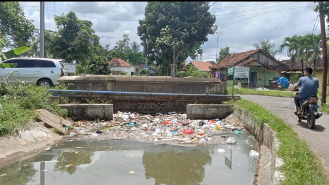 Tumpukan sampah mengenangi sungai Way Layap, Pesawaran.