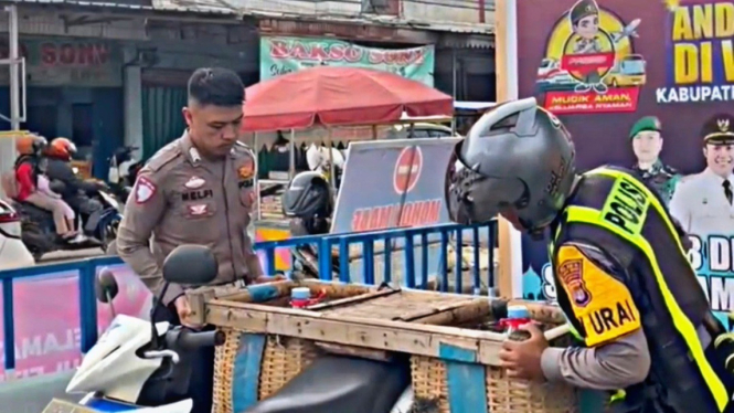 Polisi sedang menyiapkan BBM Keliling