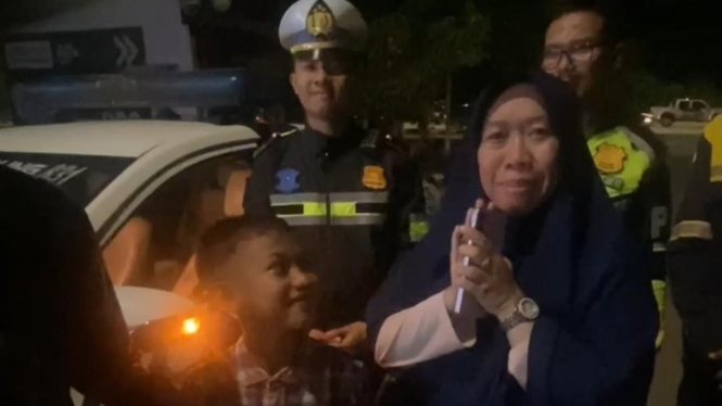 Petugas PJR Polda Lampung temukan anak pemudik yang tertinggal.