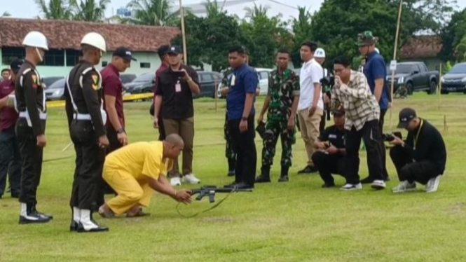Kopda Basar saat memperakan rekontruksi penembakan 3 anggota Polri