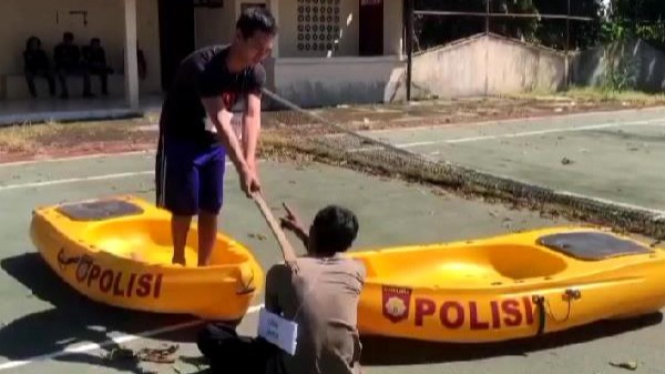 Rekonstruksi pembunuhan nelayan di Bendungan Way Rarem.