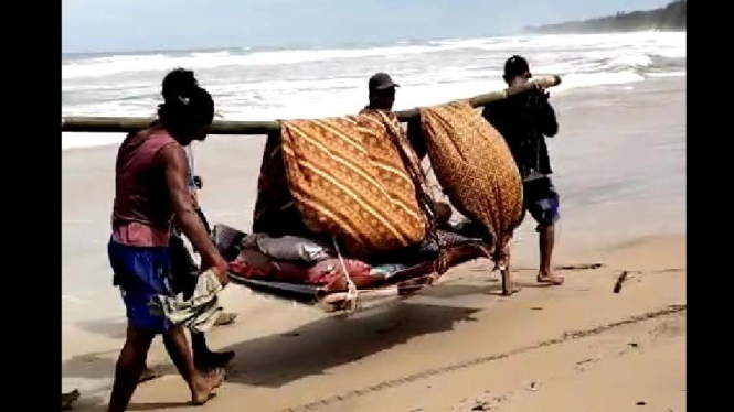 Miris, Kades di Pesisir Barat ditandu 12 Km karena sakit