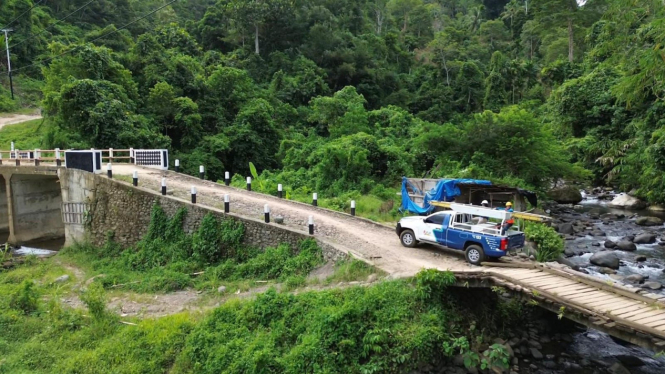 Mobil operasional PLN saat menuju Desa