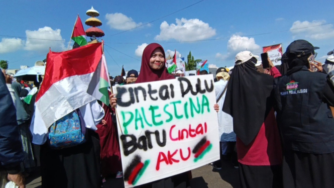 Massa aksi bela Palestina bentangkan poster