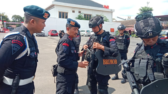 Pengecekan senjata personel Brimob Polda Lampung.