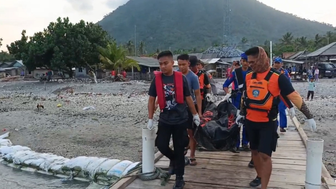 Tim SAR Gabungan evakuasi mayat di perairan Pulau Sebesi.