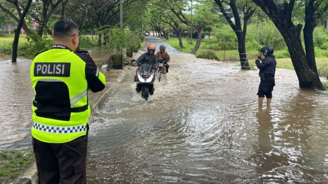 Kapolres Lampung Selatan, AKBP Yusriandi Yusrin meninjau banjir.