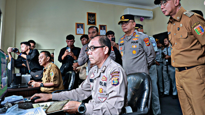 Kapolda saat meninjau pelayanan Samsat Drive Thru