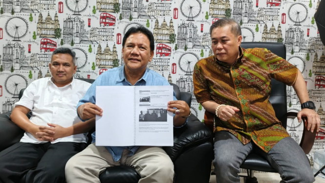 Abdullah Fadli Auli memegang bukti laporan