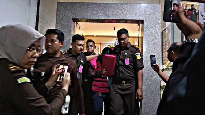 Tersangka saat digiring menuju mobil tahanan