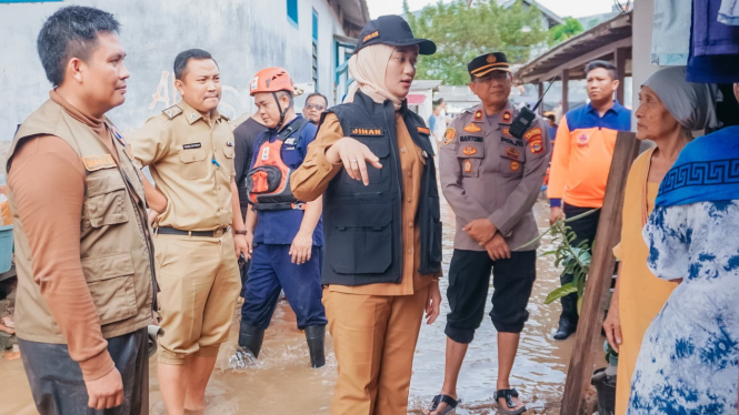 Wagub Lampung, Jihan Nurlela meninjau banjir bandang di Panjang