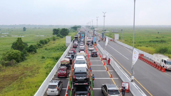 Arus kendaraan di Jalan Tol Trans Sumatera.