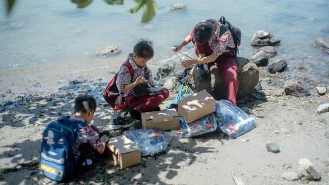 Hutama Karya memberikan bantuan perlengkapan sekolah.