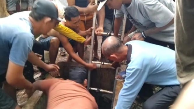 Proses evakuasi bocah 5 tahun masuk ke dalam sumur.