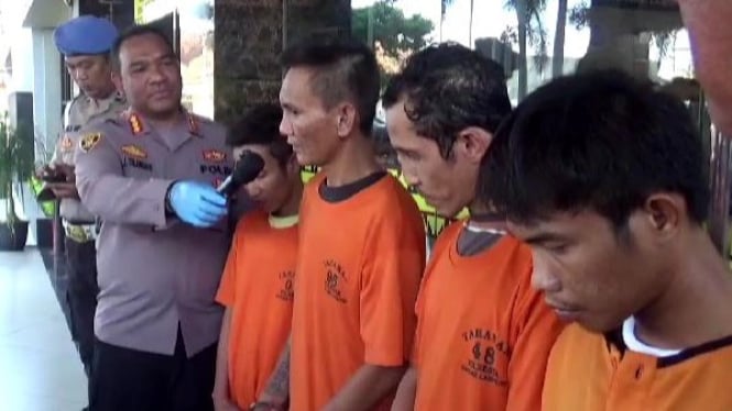 Empat orang yang memiliki hubungan keluarga terlihat kompak mencuri