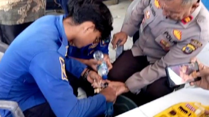 Proses pelepasan cincin nyangkut di jari Kapolsek Sragi.