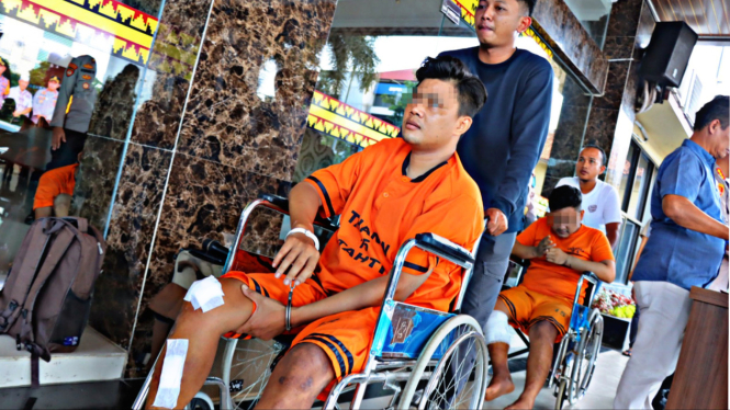 Kedua pelaku saat digiring petugas
