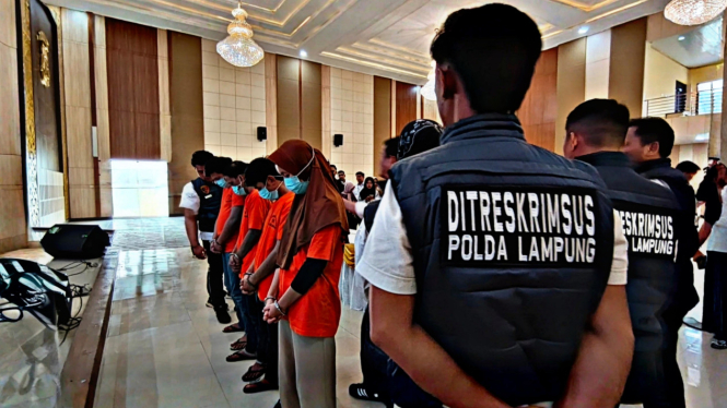 Keempat tersangka saat dihadirkan