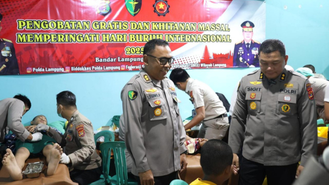 Kegiatan bakti sosial dalam peringatan Hari Buruh.