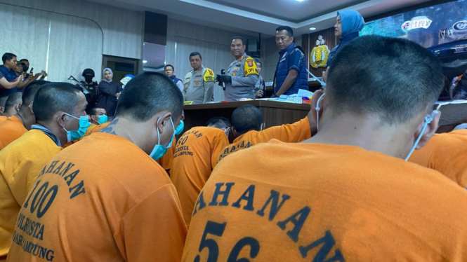 Para tersangka saat dihadirkan dalam konferensi pers