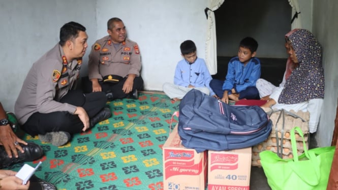 Polres Lampung Tengah berikan bantuan 2 bocah jualan es krim.