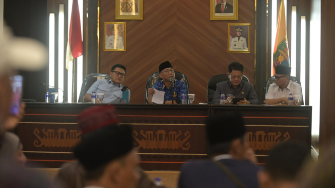 Gubernur Lampung berdialog dengan perwakilan petani singkong.
