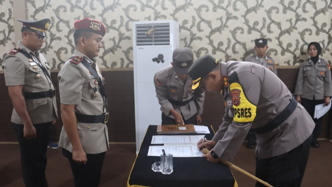 AKBP Yusriandi Yusrin melakukan sertijab sejumlah pejabat di Polres