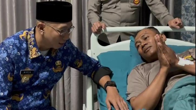 Gubernur Lampung menjenguk anggota polisi yang terluka saat demo.