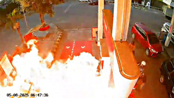 Rekaman cctv api menyambar mesin dispenser