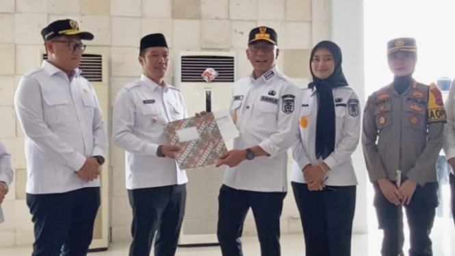 Pemkab Pesisir Barat hibahkan tanah dan gedung samsat.