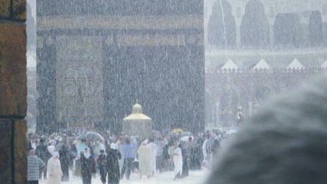 Ka'bah saat turun hujan.