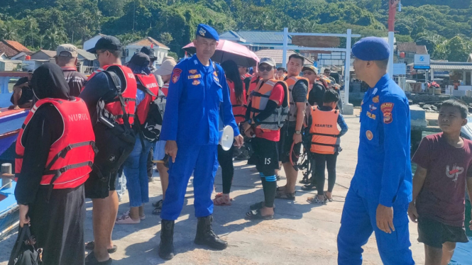 Satpolairud Polres Pesawaran berikan edukasi di Dermaga Ketapang