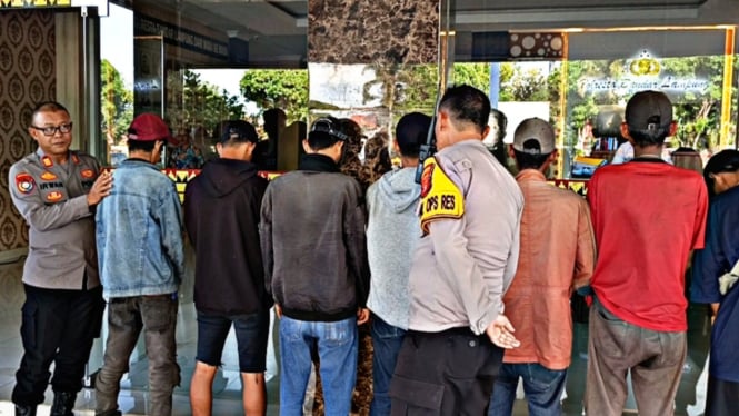 Para pak ogah saat diamankan polisi
