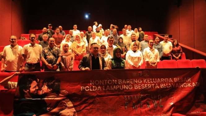 Kapolda Lampung nonton bareng Film Sayap-Sayap Patah 2.