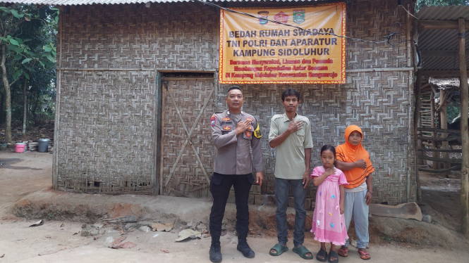 TNI Polri dan warga lakukan bedah rumah milik buruh serabutan.