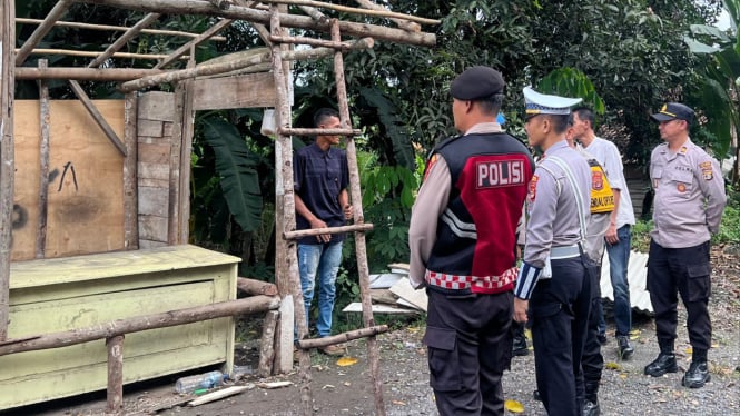 Warga bongkar sendiri pos pungli di Jalinsum Way Kanan, Lampung.
