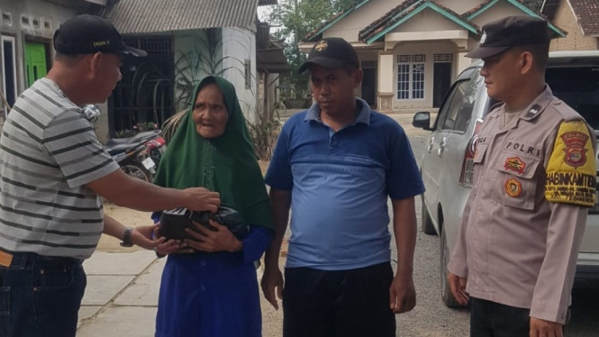 Pembagian sedekah kepada warga kurang mampu.