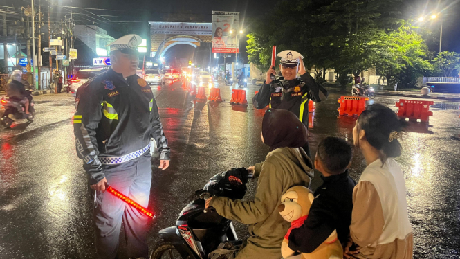 Satlantas Polres Pesawaran gelar patroli di lokasi rawan macet.