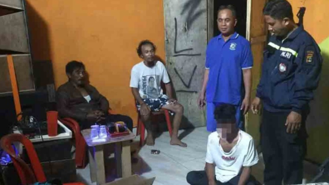 Polisi dan warga tangkap pelaku pencurian.