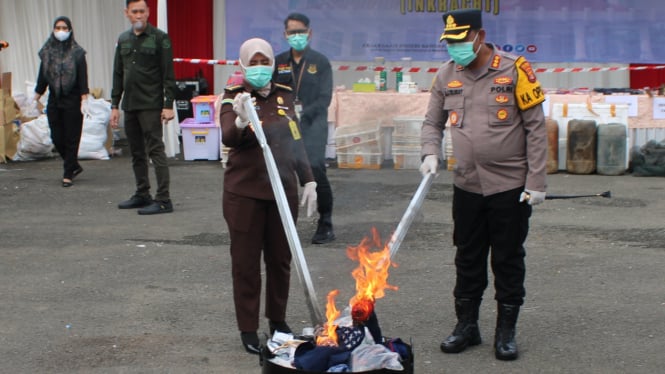 Kejari Bandar Lampung memusnahkan barang bukti.