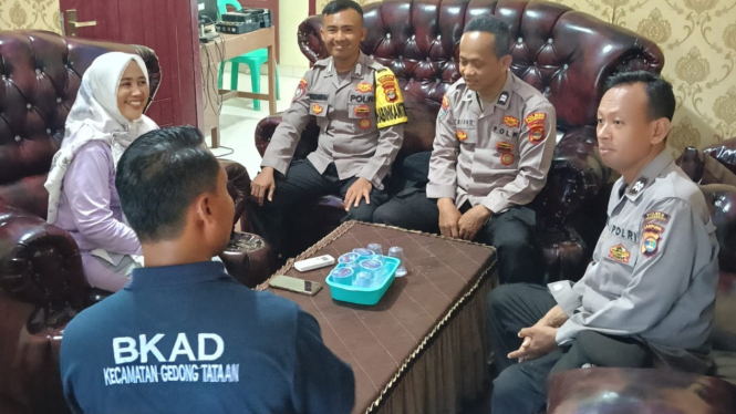 Polsek Gedong Tataan tinjau TPS rawan banjir.