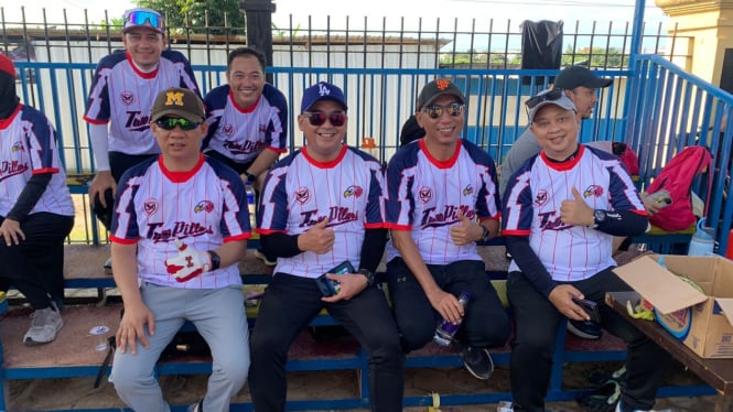 Gubernur Lampung bersama Komunitas olahraga Two Pillar Softball.