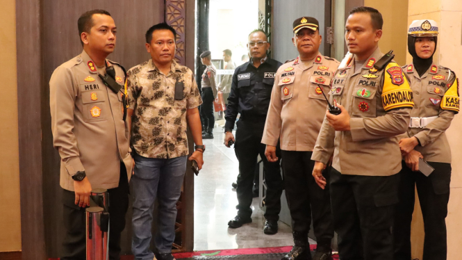 Pengamanan debat publik Bupati-Wabup Pesawaran PSU 2025.