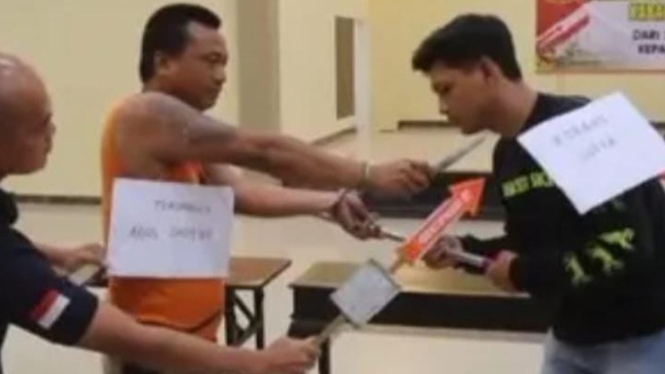 Tersangka penikaman memperagakan adegan pra rekontruksi.