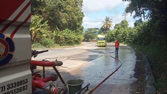 Tumpahan solar di Jalinsum Tarahan, Lampung Selatan.