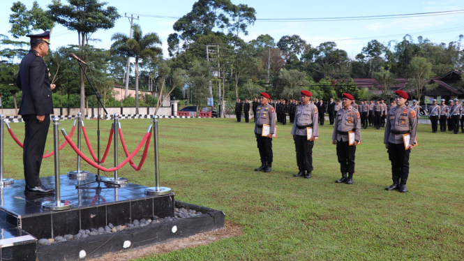 Polres Lampung Barat berikan penghargaan personel berprestasi.
